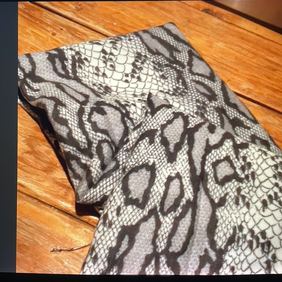Scarf or wrap gray snake print - Picture 4 of 4